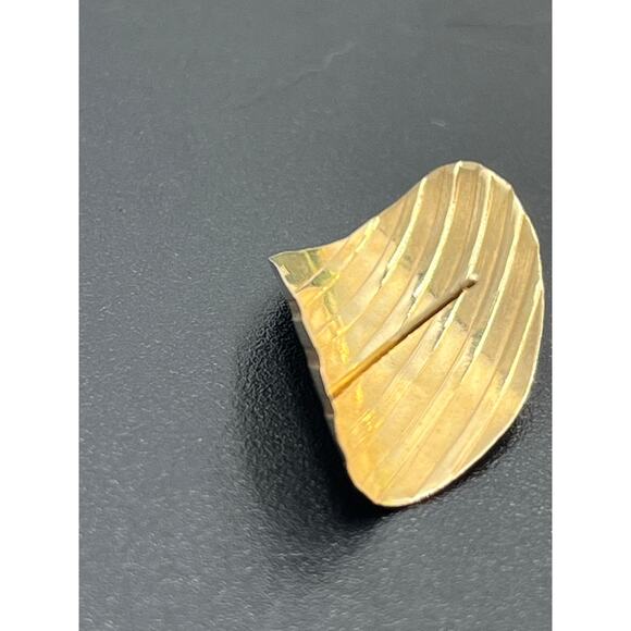 Vintage 14K Signed Yellow Gold Leaf Ribbed Curved Textured Organic Earrings - Picture 5 of 15